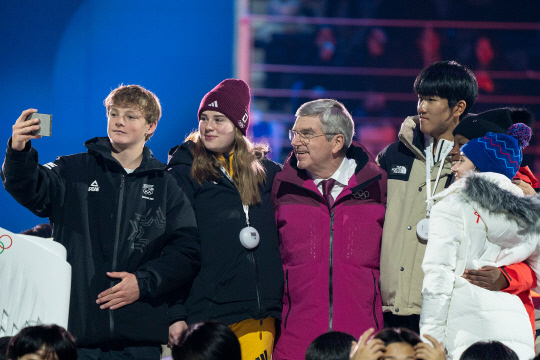 2024 강원 동계청소년올림픽 개막식에서 토마스 바흐(Thomas Bach) 국제올림픽위원회(IOC) 위원장이 청소년 올림픽 선수들과 함께 갤럭시 S24 울트라로 셀피를 찍고 있다. 삼성전자 제공